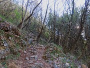 15 Al primo bivio prendo a dx il sent. 594A per raggiungere il sentiero 597